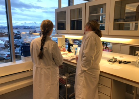 To personer som står i et laboratorium på et sykehus