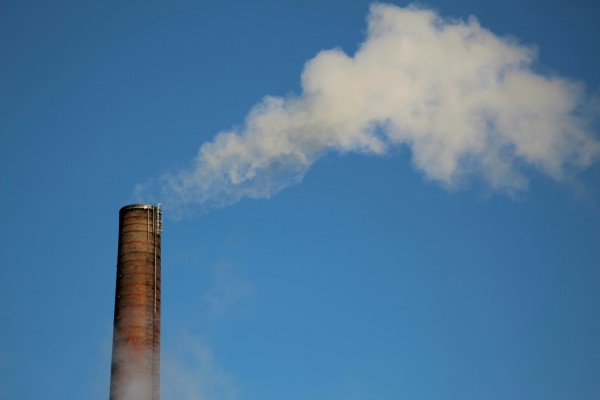 Røyk ut av en pipe og blå himmel